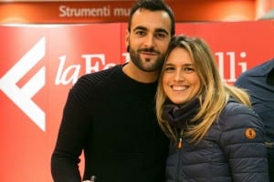 ... come una teenager... al fianco di Mengoni 