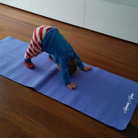 Franci mentre pratica yoga