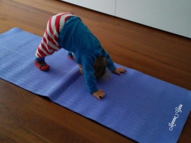 Franci mentre pratica yoga