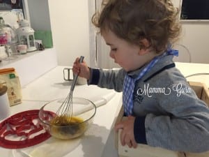 Franci mentre prepara i biscotti