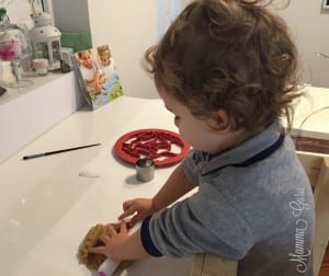 Franci mentre prepara i biscotti con il suo matterello