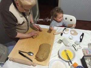 Franci e la sua bisnonna mentre preparano le scarcelle