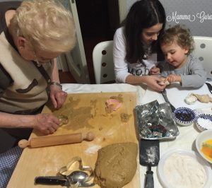 Rebi e Franci mentre preparano le scarcelle con la loro bisnonna