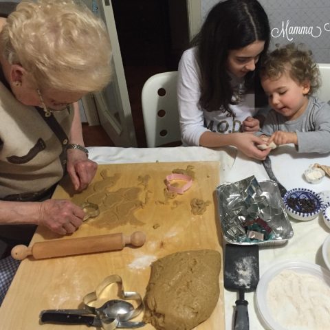 Rebi e Franci mentre preparano le scarcelle con la loro bisnonna