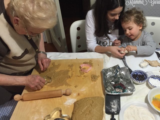 Rebi e Franci mentre preparano le scarcelle con la loro bisnonna