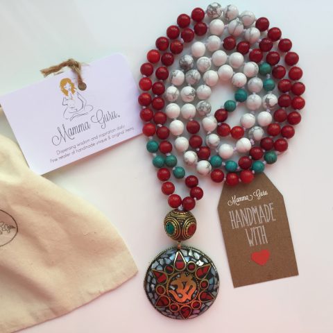 Collana Mala con Om pendente Tibetano, Agata, Corallo Rosso, Howlite