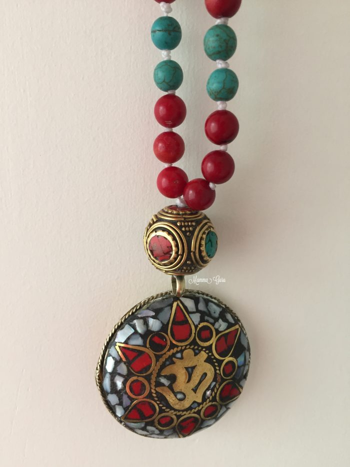 Collana Mala con Om pendente Tibetano, Agata, Corallo Rosso, Howlite