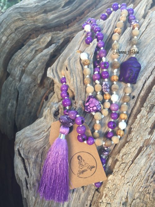 Mala con Buddha in Howlite, Acai, Madreperla, Legno di Sandalo, Silkwood, Nappa In Seta