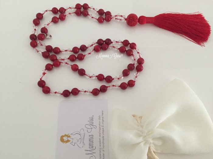 Mamma Guru: Collana Mala Swarovski, Corallo Bambù e Nappa in Seta Rossa