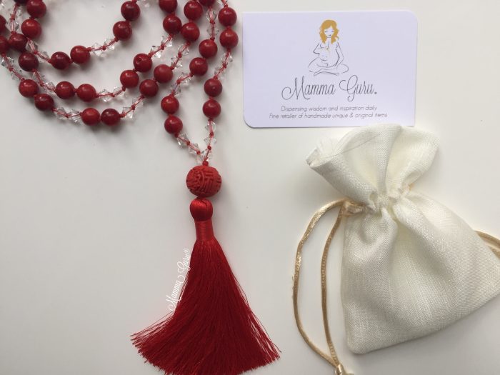 Mamma Guru: Collana Mala Swarovski, Corallo Bambù e Nappa in Seta Rossa