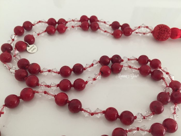 Mamma Guru: Collana Mala Swarovski, Corallo Bambù e Nappa in Seta Rossa