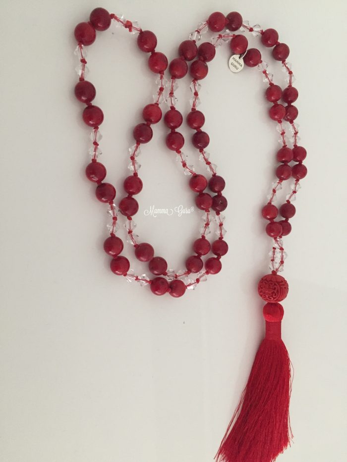 Mamma Guru: Collana Mala Swarovski, Corallo Bambù e Nappa in Seta Rossa