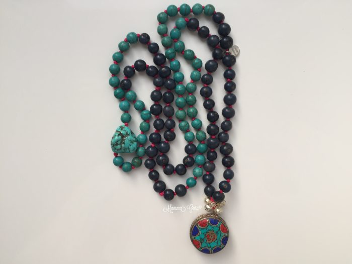 Collana Mala con Om con Lapislazzuli, Turchesi, Corallo, semi di Acai, Howlite, Argento Indiano