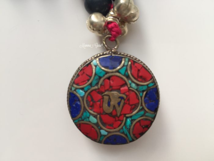 Collana Mala con Om con Lapislazzuli, Turchesi, Corallo, semi di Acai, Howlite, Argento Indiano