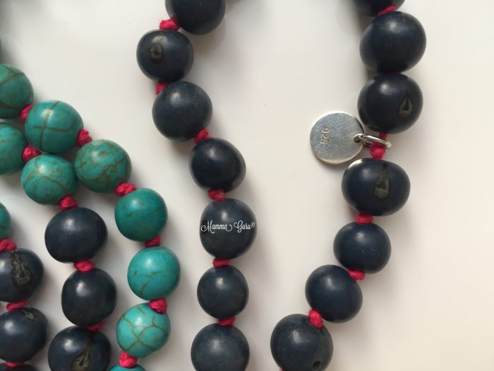 Collana Mala con Om con Lapislazzuli, Turchesi, Corallo, semi di Acai, Howlite, Argento Indiano
