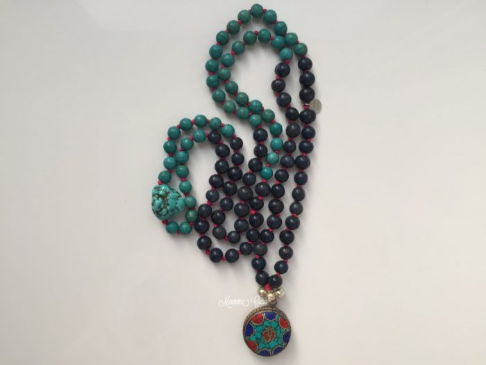 Collana Mala con Om con Lapislazzuli, Turchesi, Corallo, semi di Acai, Howlite, Argento Indiano