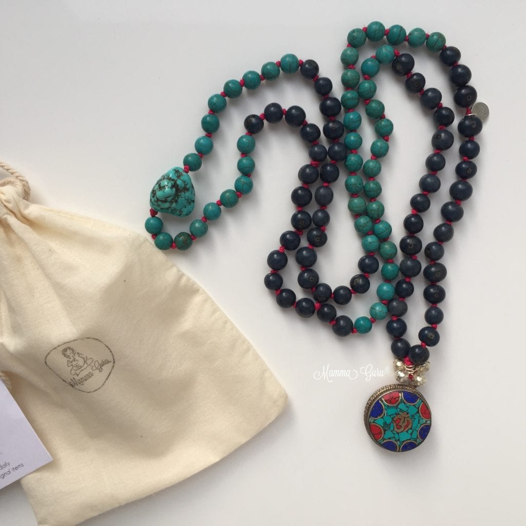 Collana Mala con Om con Lapislazzuli, Turchesi, Corallo, semi di Acai, Howlite, Argento Indiano
