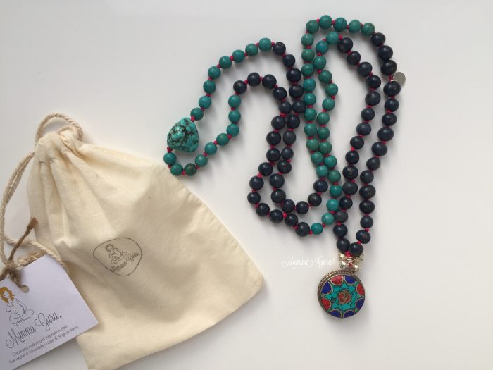 Collana Mala con Om con Lapislazzuli, Turchesi, Corallo, semi di Acai, Howlite, Argento Indiano