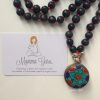 Collana Mala con Om con Lapislazzuli, Turchesi, Corallo, semi di Acai, Howlite, Argento Indiano