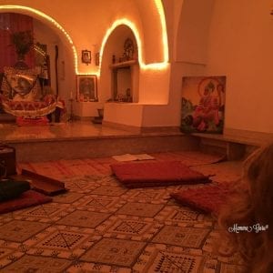 Ashram Bhole Baba con gli occhi di un bambino 