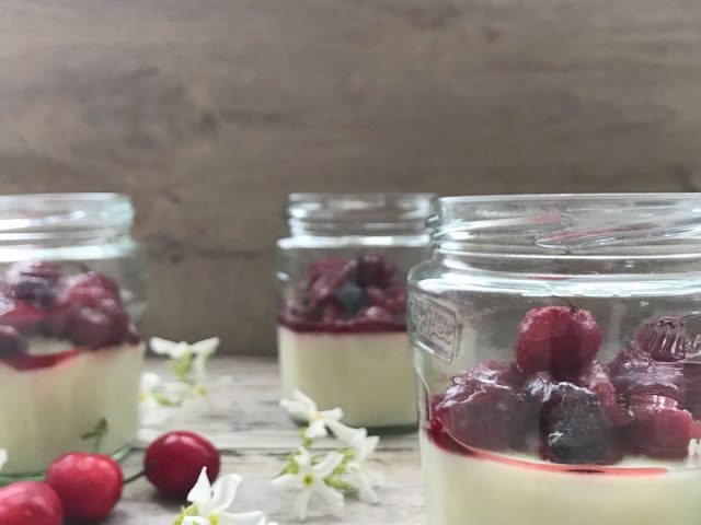 Panna cotta con Coulis di ciliegie