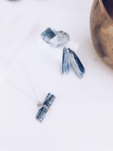 Collana in argento 925 con Cianite Grezza