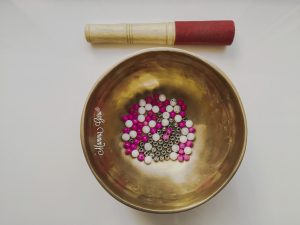 Ricarica energetica con Campane Tibetane Japa Mala Nappa Fucsia Semi di Açai Ematite Cristallo di Rocca Agata